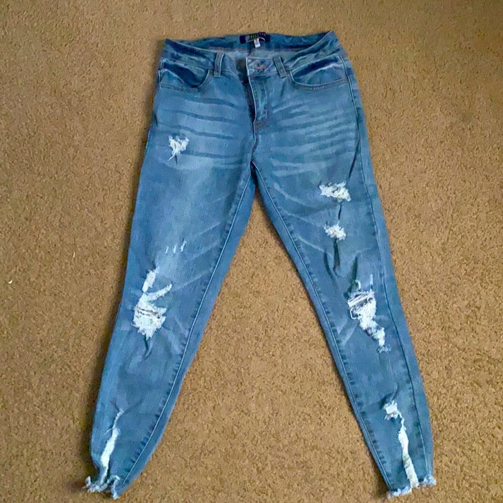 FASHIONOVA DISTRESSED SKINNY JEANS